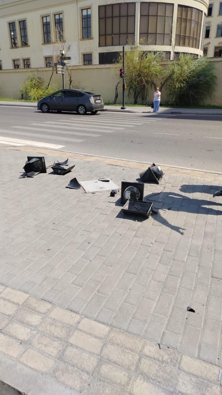 Bakıda qəza - İşıqfor yararsız vəziyyətə düşdü (FOTO)